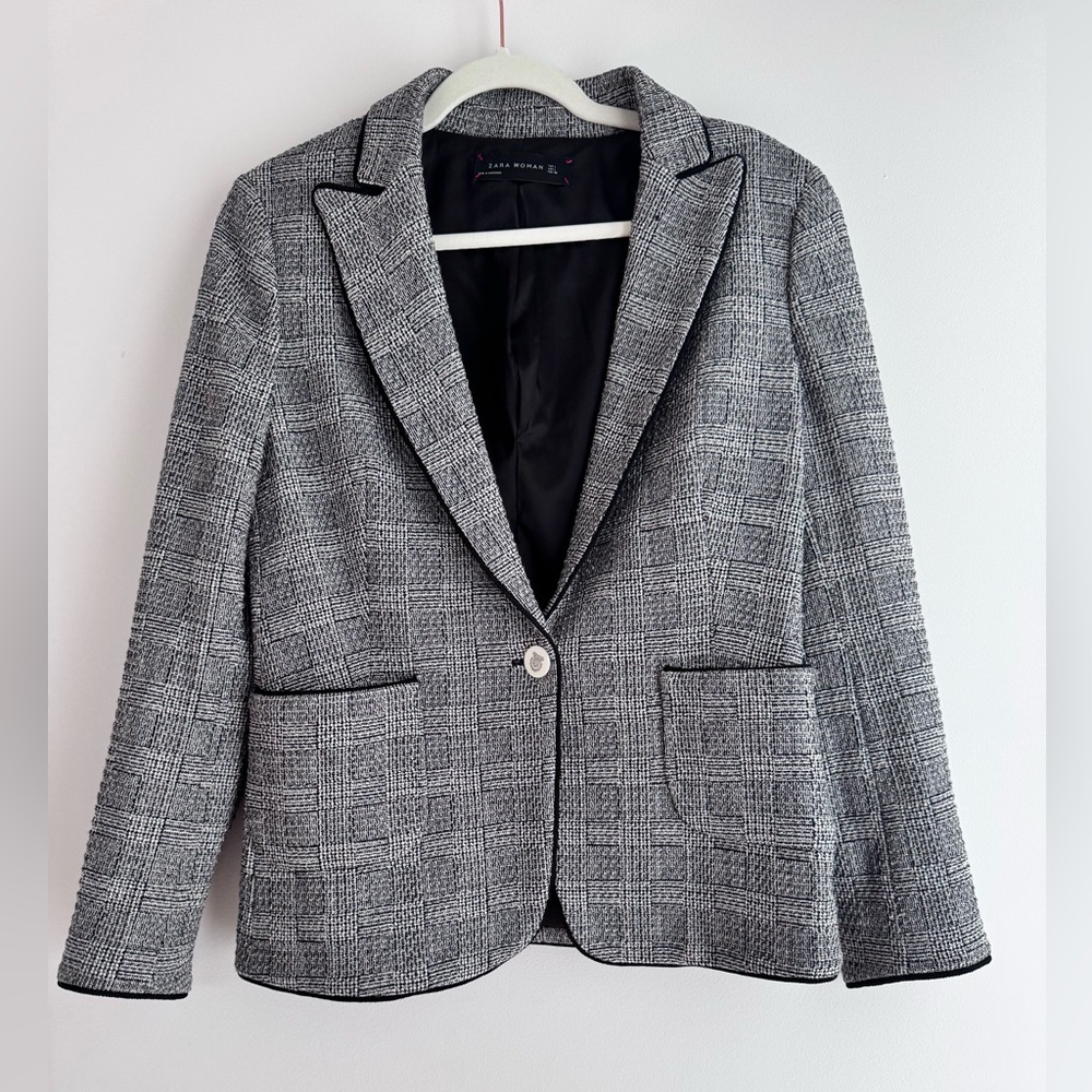 ZARA WOMAN TWEED BLAZER IN SIZE L